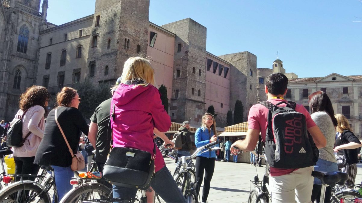 Tour privado de Barcelona en bicicleta de tapas y vinos locales