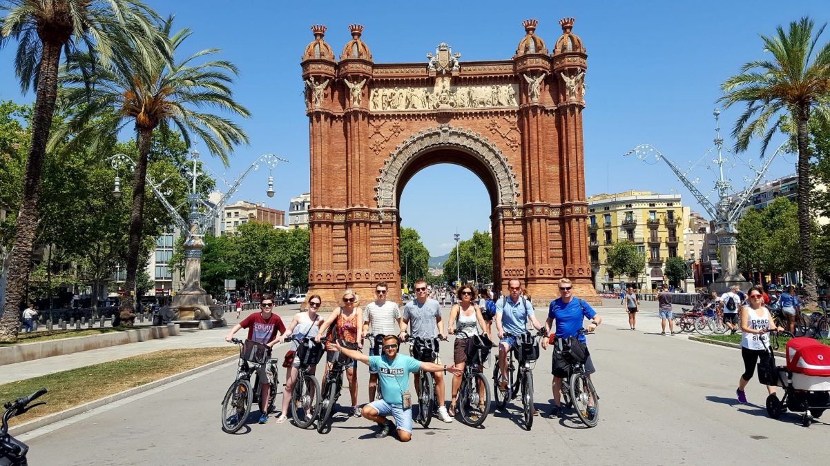 Photo Bike Tour Best of Barcelona Highlights in a Small Group